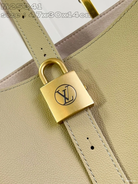 MM-47*30*14CM Low Key Cabas LOUIS VUITTON 0820